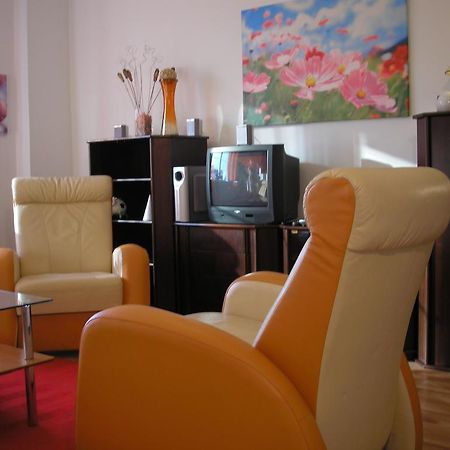 Vacation Apartment Up To 10 براتسيلافا الغرفة الصورة
