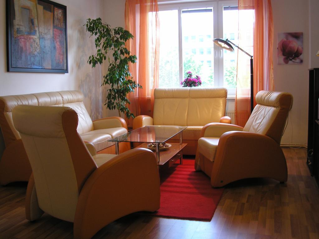Vacation Apartment Up To 10 براتسيلافا الغرفة الصورة