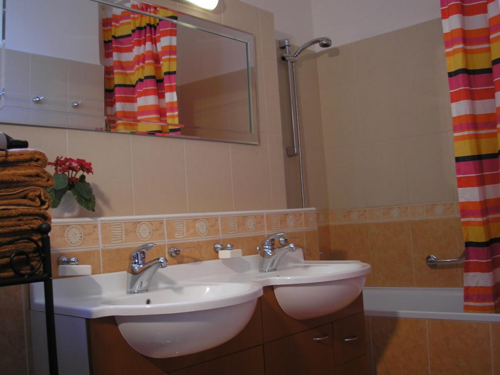 Vacation Apartment Up To 10 براتسيلافا الغرفة الصورة