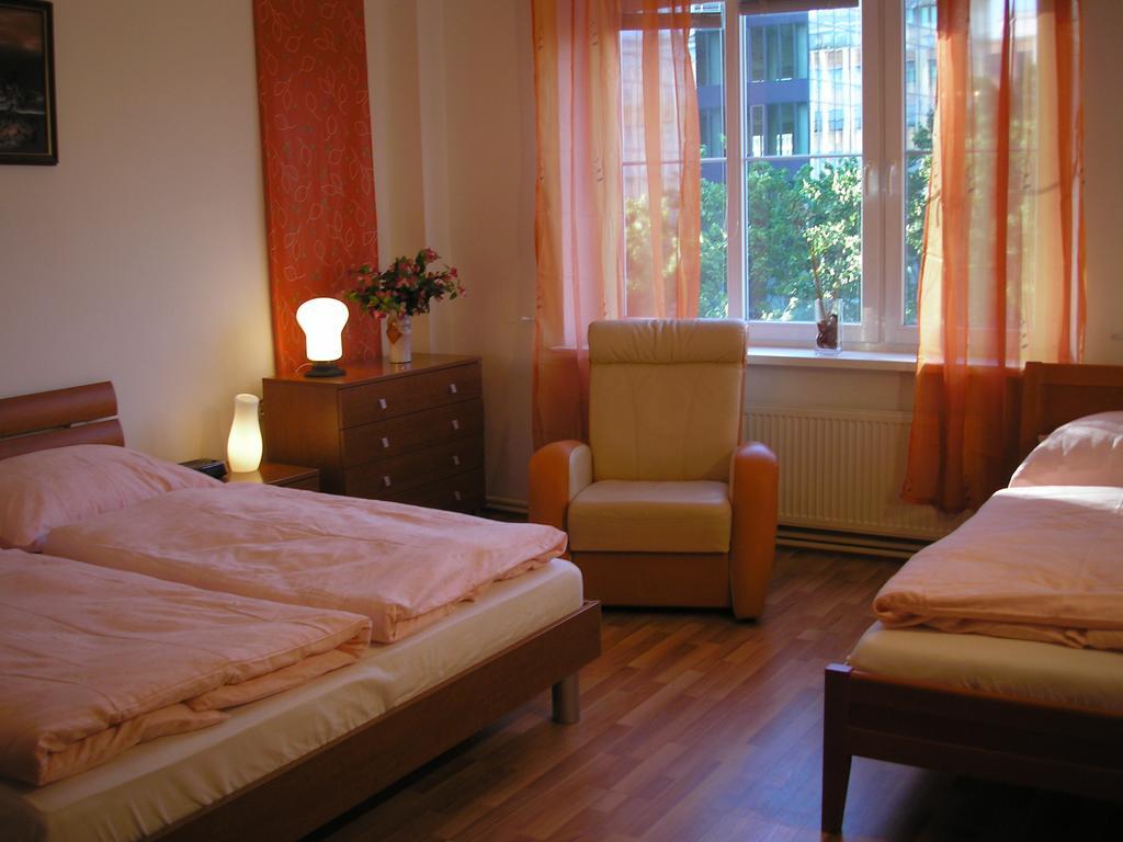 Vacation Apartment Up To 10 براتسيلافا الغرفة الصورة